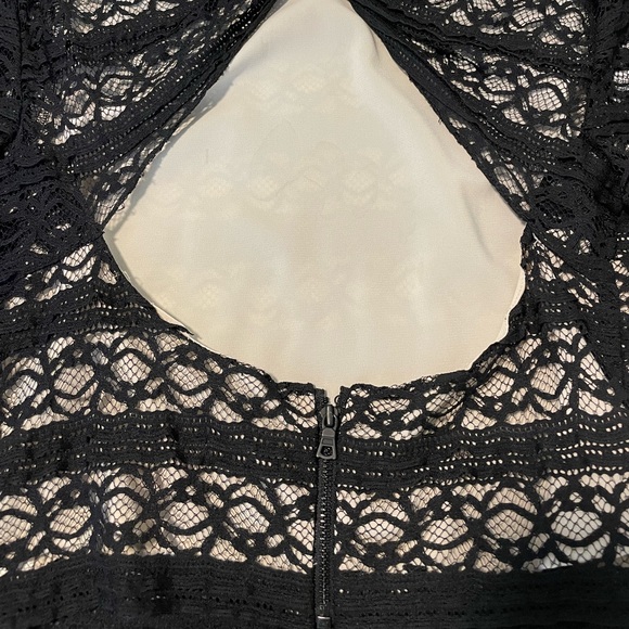 Alice + Olivia lace cropped top size 6 - Picture 8 of 11